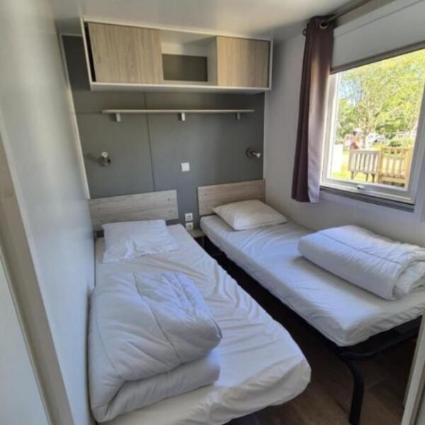 Deux lits séparée au Camping la Plage de l'Orb à Cessenon sur Orb dans l'Hérault en Occitanie