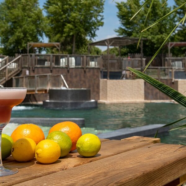 Cocktail au bar de la piscine du Camping Sunelia Les Sablons dans l'Hérault à Portiragnes au bord de la Méditerranée en Occitanie