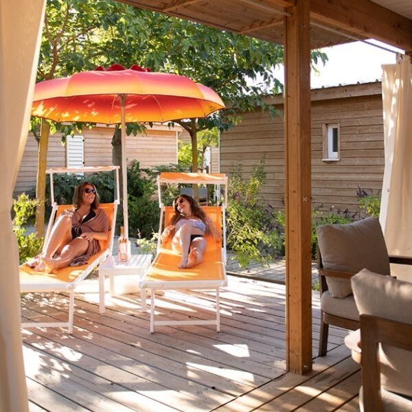 Terrasse et salon de jardin d'un mobil home du Camping Sunelia Les Sablons dans l'Hérault à Portiragnes au bord de la Méditerranée en Occitanie