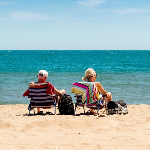 Farniente sur la plage en accès direct du Camping Sunelia Les Sablons dans l'Hérault à Portiragnes au bord de la Méditerranée en Occitanie