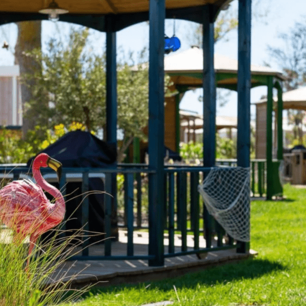 Terrasse d'un mobil home du Camping Sunelia Les Sablons dans l'Hérault à Portiragnes au bord de la Méditerranée en Occitanie