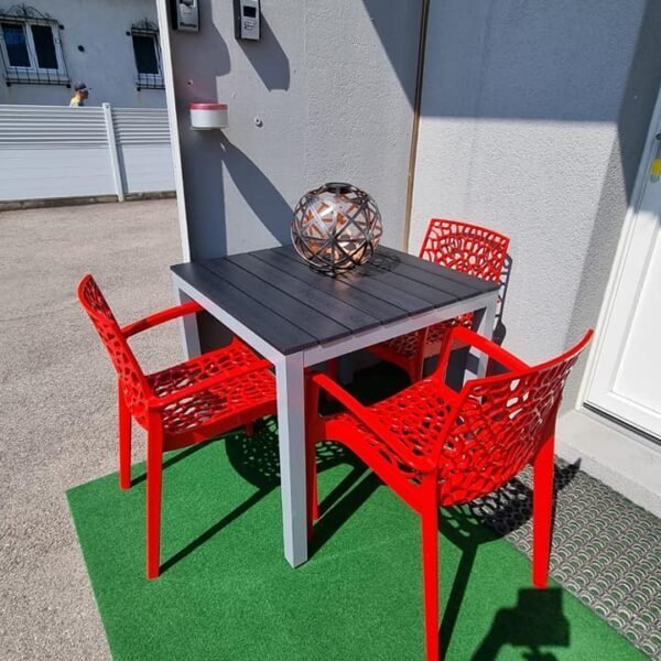 Table de jardin du Gîte Chez Moumie en Suisse près de Neuchatel à Bevaix
