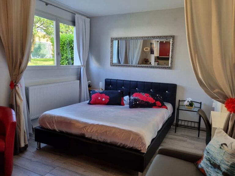 Grand lit dans le Gîte Chez Moumie en Suisse près de Neuchatel à Bevaix