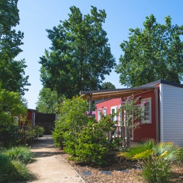 Mobils Homes du Camping Sunelia Les Sablons dans l'Hérault à Portiragnes au bord de la Méditerranée en Occitanie