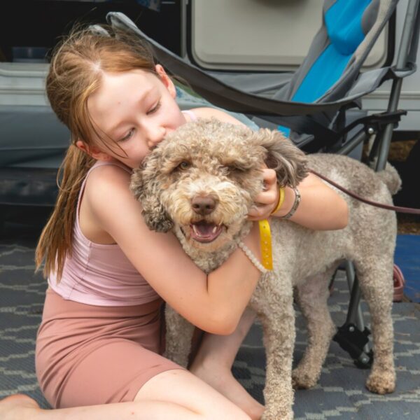 Enfants en vacances avec son chien au Camping Sunelia Les Sablons dans l'Hérault à Portiragnes au bord de la Méditerranée en Occitanie