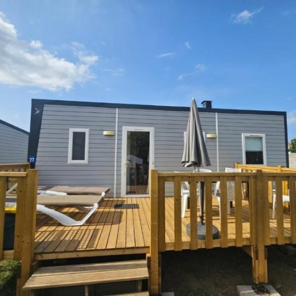 Mobil home avec terrasse au Camping la Plage de l'Orb à Cessenon sur Orb dans l'Hérault en Occitanie