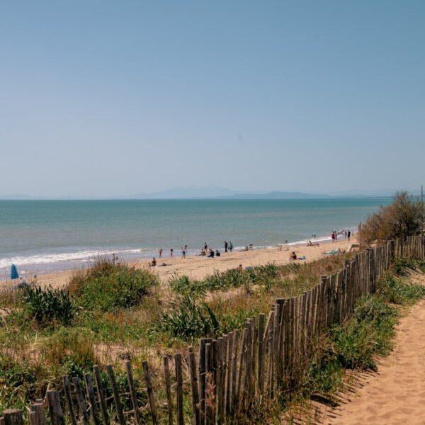 Accès direct à la plage du Camping Sunelia Les Sablons dans l'Hérault à Portiragnes au bord de la Méditerranée en Occitanie