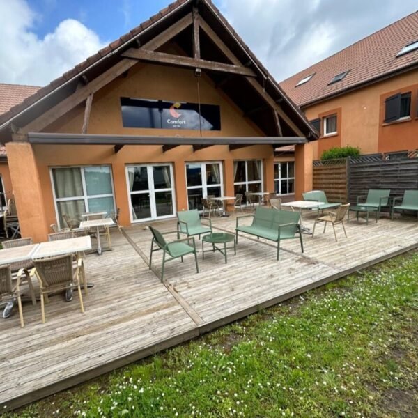 Terrasse du Comfort Hôtel Orléans Saran dans le Centre Val de Loire près des Châteaux de la Loire et de Paris