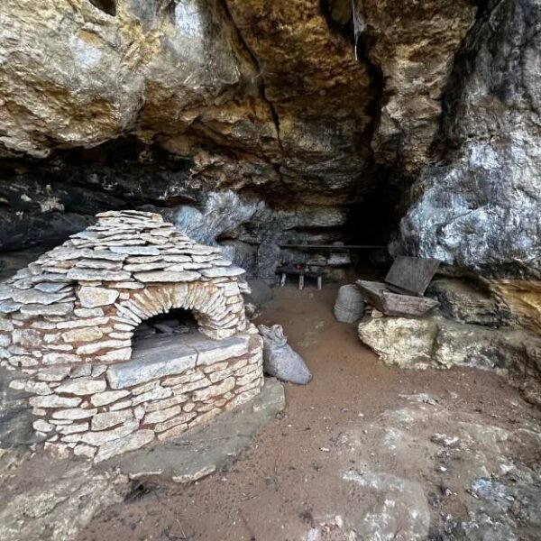 Site troglodytiques du Conquil, Parc aux Dinosaures et Préhistobranche en Dordogne à Saint Léon sur Vézère