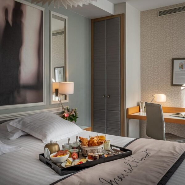 Chambre double avec plateau de petit déjeuner à l'Hôtel Littéraire Le Swan à Paris en France