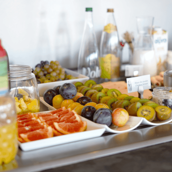 Buffet de produits frais et locaux pour le petit déjeuner de l'Hôtel Littéraire Alexandre Vialatte à Clermont Ferrand dans le Puy de Dôme en Auvergne