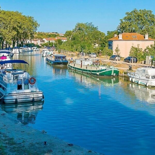 Canal et bateaux proches du Camping la Plage de l'Orb à Cessenon sur Orb dans l'Hérault en Occitanie