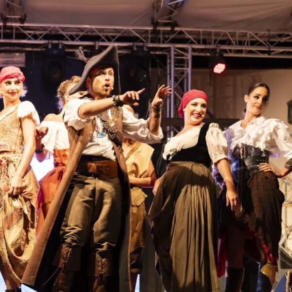 Spectacle par une troupe de théatre au Camping Sunelia Les Sablons dans l'Hérault à Portiragnes au bord de la Méditerranée en Occitanie