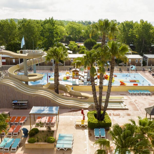 Espace aquatique du Camping Sunelia Les Sablons dans l'Hérault à Portiragnes au bord de la Méditerranée en Occitanie