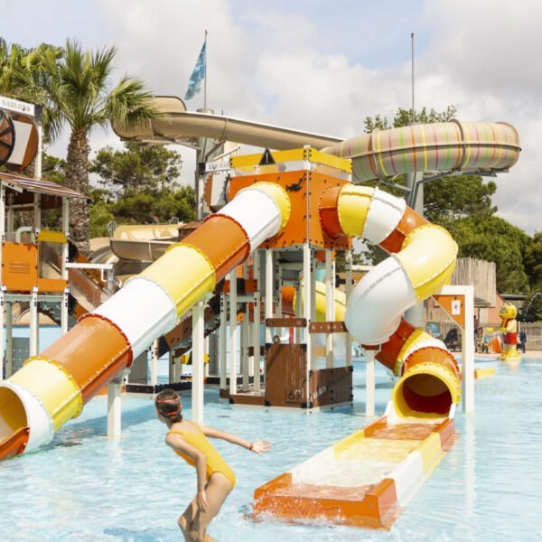 Espace aquatique avec jeux d'eaux et toboggans au Camping Sunelia Les Sablons dans l'Hérault à Portiragnes au bord de la Méditerranée en Occitanie