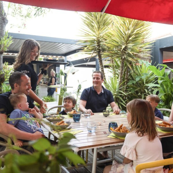 Repas en famille dans le Camping Sunelia Les Sablons dans l'Hérault à Portiragnes au bord de la Méditerranée en Occitanie