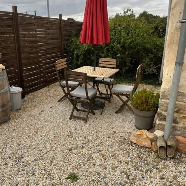 Terrasse privative des Gîtes de la Marette en Bretagne près de Brocéliande dans les Cotes d'Armor