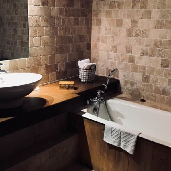 Salle de bain avec baignoire de l'Hôtel Le Coin Savoyard à Combloux en Haute Savoie près du Mont Blanc