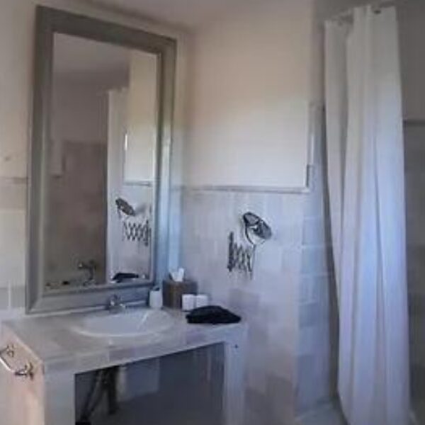 Salle de bain des Chambres d'hôtes Le Mas des Cigognes au Thor près d'Avignon dans le Vaucluse en Provence