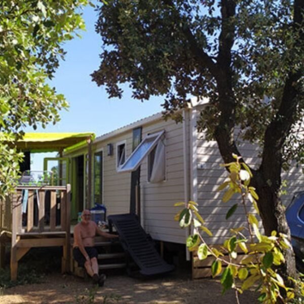 Mobil Home sous les arbres au Camping l'Oliveraie à Laurens près de Bédarieux dans l'Hérault et le Haut Languedoc