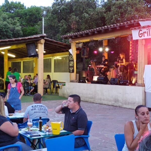 Espace de restauration convivial avec animations au Camping l'Oliveraie à Laurens près de Bédarieux dans l'Hérault et le Haut Languedoc