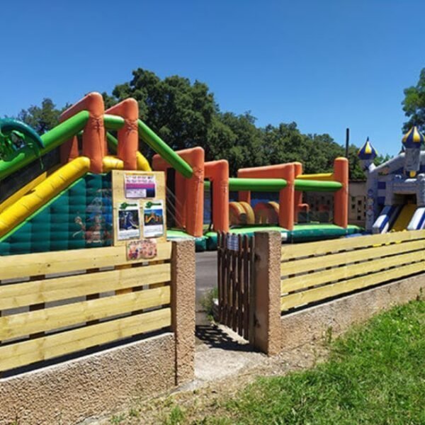 Aire de jeux du Camping l'Oliveraie à Laurens près de Bédarieux dans l'Hérault et le Haut Languedoc