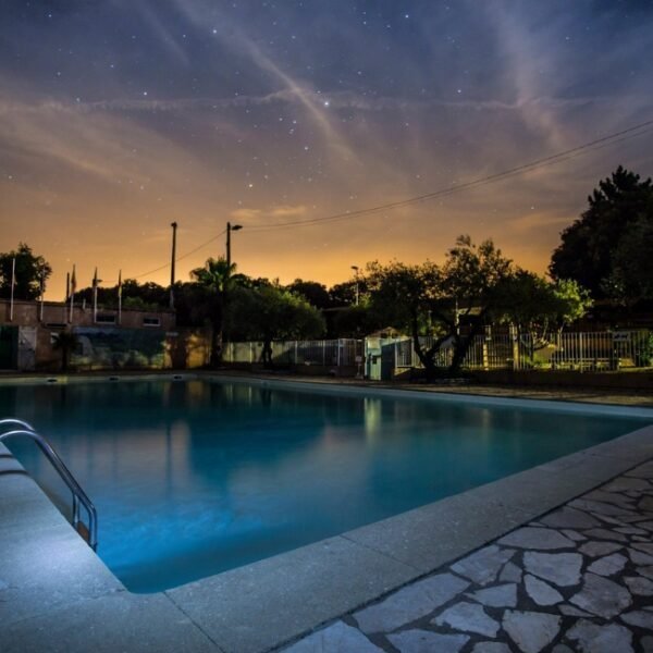 Nuit étoilée au dessus de la piscine du Camping l'Oliveraie à Laurens près de Bédarieux dans l'Hérault et le Haut Languedoc