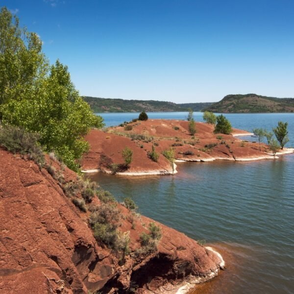 Le Lac du Salagou proche du Camping l'Oliveraie à Laurens près de Bédarieux dans l'Hérault et le Haut Languedoc