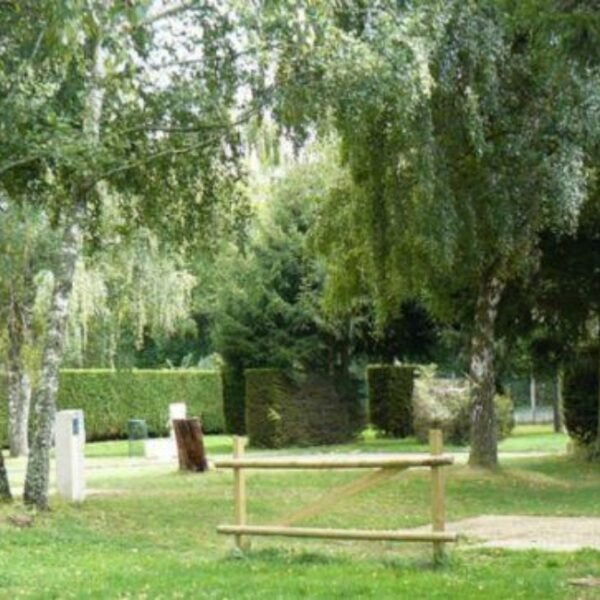 Emplacement de camping traditionnel au Camping Les Dômes dans le Puy de Dôme en Auvergne près de Clermont Ferrand