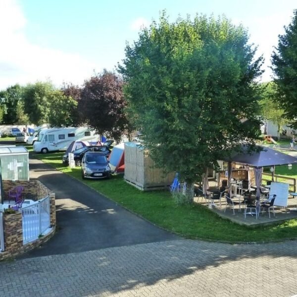 Emplacement de camping traditionnel au Camping Les Dômes dans le Puy de Dôme en Auvergne près de Clermont Ferrand