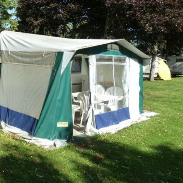 Emplacement de camping traditionnel au Camping Les Dômes dans le Puy de Dôme en Auvergne près de Clermont Ferrand