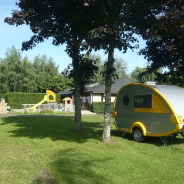 Emplacement de camping traditionnel au Camping Les Dômes dans le Puy de Dôme en Auvergne près de Clermont Ferrand