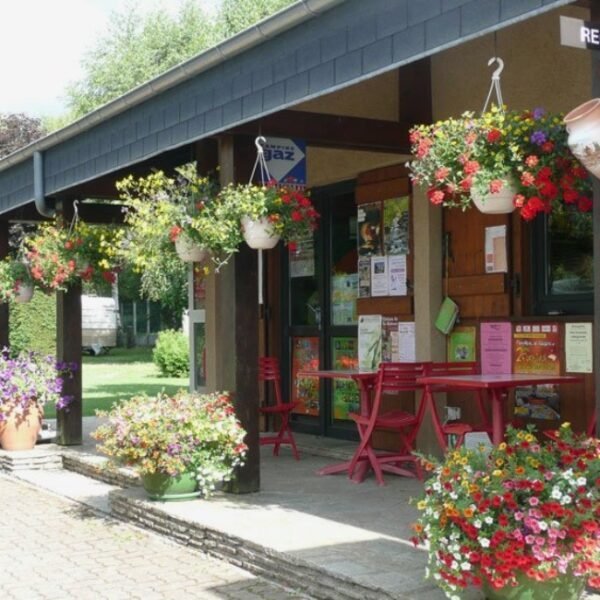 Reception et services au Camping Les Dômes dans le Puy de Dôme en Auvergne près de Clermont Ferrand