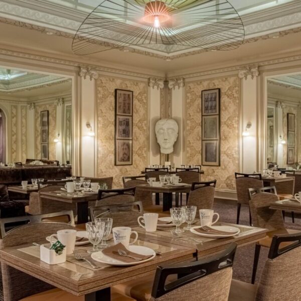 Salle de restaurant sous une verrière art déco à l'Hôtel Littéraire Le Swan à Paris en France