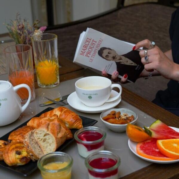 Petit déjeuner et littérature à l'Hôtel Littéraire Le Swan à Paris en France