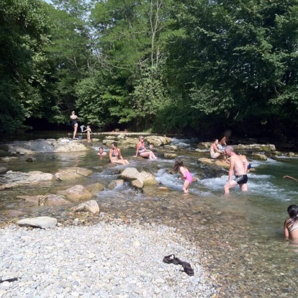 Baignade dans la rivière à coté du Camping Domaine de la Besse dans les Pyrénées en Ariège à Camon