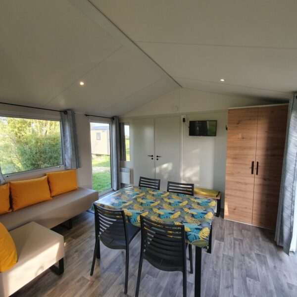 Salon d'un mobil home du Camping La Ferme Du Bord de Mer dans le Cotentin au bord de la Manche en Normandie