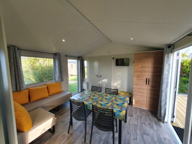 Salon d'un mobil home du Camping La Ferme Du Bord de Mer dans le Cotentin au bord de la Manche en Normandie