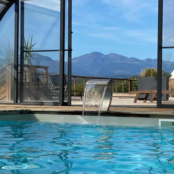 Piscine couverte du Camping Domaine de la Besse dans les Pyrénées en Ariège à Camon