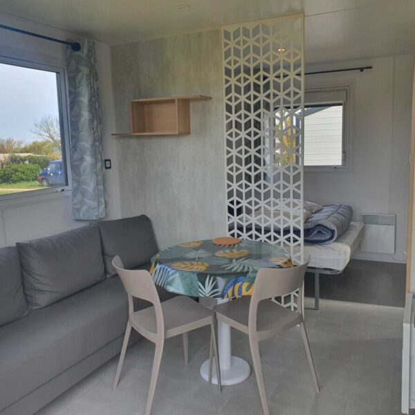 Salon d'un Mobil Home du Camping La Ferme Du Bord de Mer dans le Cotentin au bord de la Manche en Normandie