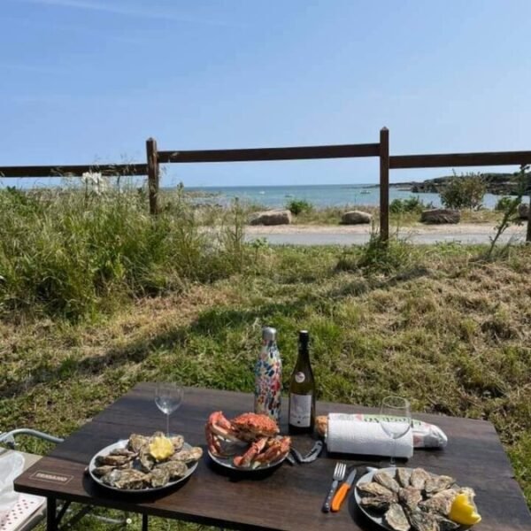 Repas sur un emplacement vue mer au Camping La Ferme Du Bord de Mer dans le Cotentin au bord de la Manche en Normandie