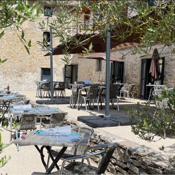 Terrasse du restaurant du Camping Domaine de la Besse dans les Pyrénées en Ariège à Camon