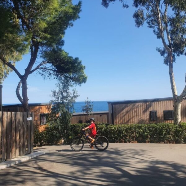 Balade à vélo dans le Camping La Ferme Du Bord de Mer dans le Cotentin au bord de la Manche en Normandie