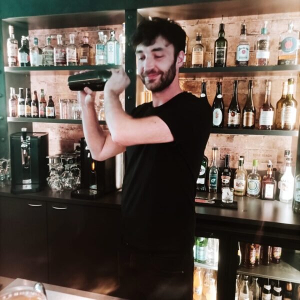 Barman de l'Hôtel Caen Mémorial en Normandie dans le Calvados proche des Plages du débarquement