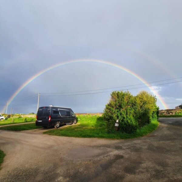 Emplacement camping car et arc en ciel au Camping La Ferme Du Bord de Mer dans le Cotentin au bord de la Manche en Normandie