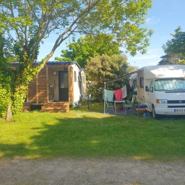 Emplacement ombragé au Camping La Ferme Du Bord de Mer dans le Cotentin au bord de la Manche en Normandie