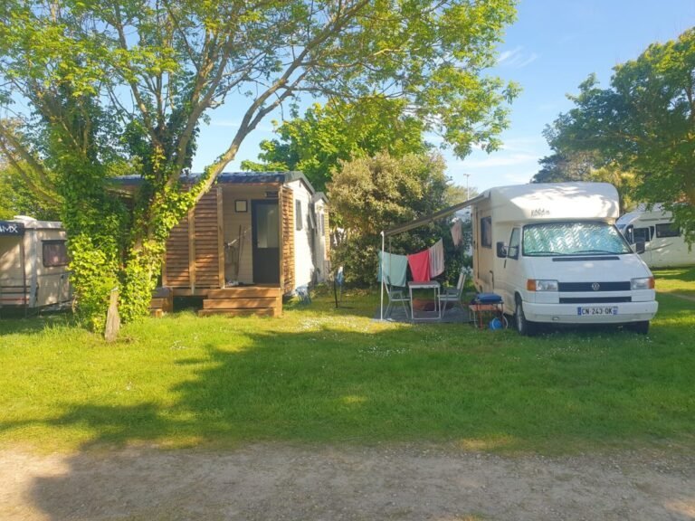 Emplacement ombragé au Camping La Ferme Du Bord de Mer dans le Cotentin au bord de la Manche en Normandie