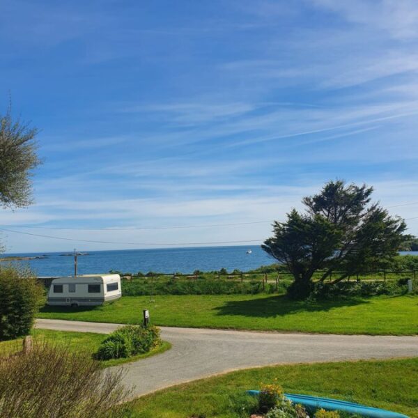 Emplacement camping car vue mer au Camping La Ferme Du Bord de Mer dans le Cotentin au bord de la Manche en Normandie