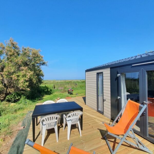 Terrasse d'un mobil home vue mer du Camping La Ferme Du Bord de Mer dans le Cotentin au bord de la Manche en Normandie