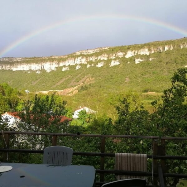 Vue depuis la terrasse des Gîtes la Maison d'Omélie en Aveyron à Tournemire proche de Millau en Occitanie